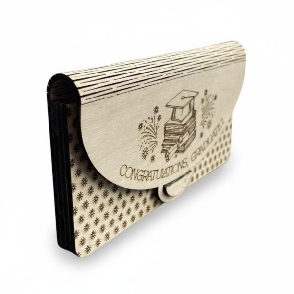 Holz‑Umschlag aus Sperrholz mit modernem Schriftzug ‚congratulations gratulate‘, ideal für Geldgeschenke und Gutscheine.